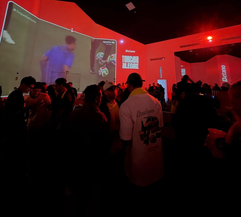 Fanzone da Betano em Porto Alegre (RS) durante a Copa do Mundo de 2026.