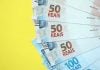 Arrecadação federal com apostas ultrapassa R$ 7 bilhões no 1º semestre de 2026 Notas de 50 e 100 reais sobre um fundo amarelo