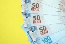 Arrecadação federal com apostas ultrapassa R$ 7 bilhões no 1º semestre de 2026 Notas de 50 e 100 reais sobre um fundo amarelo