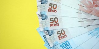 Arrecadação federal com apostas ultrapassa R$ 7 bilhões no 1º semestre de 2026 Notas de 50 e 100 reais sobre um fundo amarelo