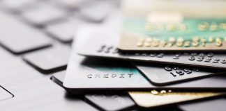 ANJL comenta dados do BC sobre endividamento: “As bets não chegam nem perto das causas das dificuldades financeiras das famílias” Cartões de crédito sobre um teclado de computador