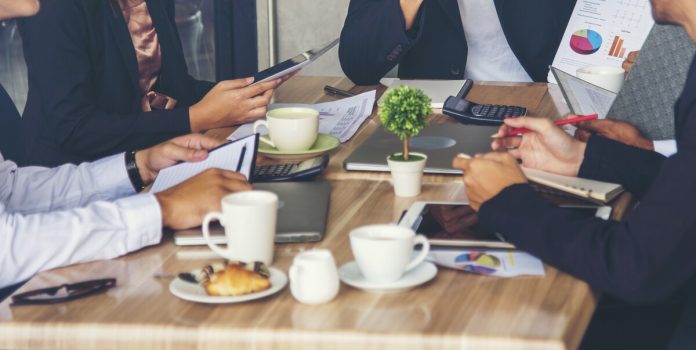 encontro-anjl-minuta-spa-licenciamento-operadores-apostas Colegas de trabalho em reunião