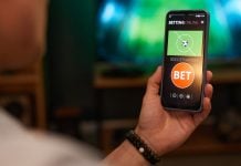 BETBY anuncia lançamento do Watch & Bet para transformar experiência das apostas ao vivo Pessoa fazendo apostas esportivas em seu celular.