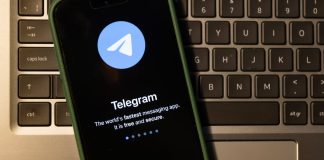 Celular com o aplicativo do Telegram aberto.