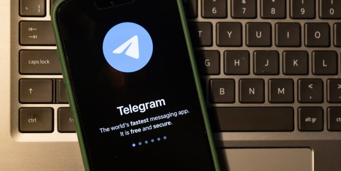 Canais-de-Apostas-Ilegais-no-Telegram-passam-de-1-Milhao-de-Inscritos Celular com o aplicativo do Telegram aberto.