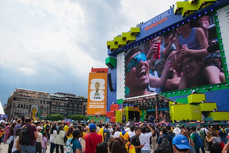 Fãs assistem Copa do Mundo de 2026 em um telão.