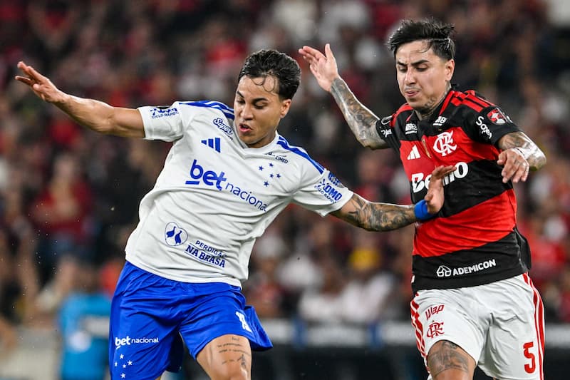 Cruzeiro enfrenta o Flamengo no Campeonato Brasileiro.