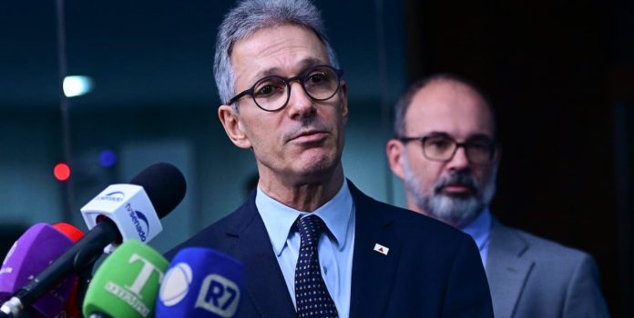 Romeu Zema dá entrevista no Congresso Nacional.