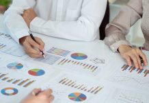 Estudo da Anbima identifica quatro perfis de apostadores online no Brasil Pessoas fazendo análise qualitativa.