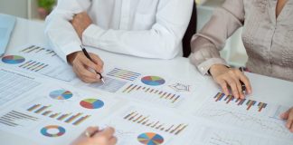Estudo da Anbima identifica quatro perfis de apostadores online no Brasil Pessoas fazendo análise qualitativa.