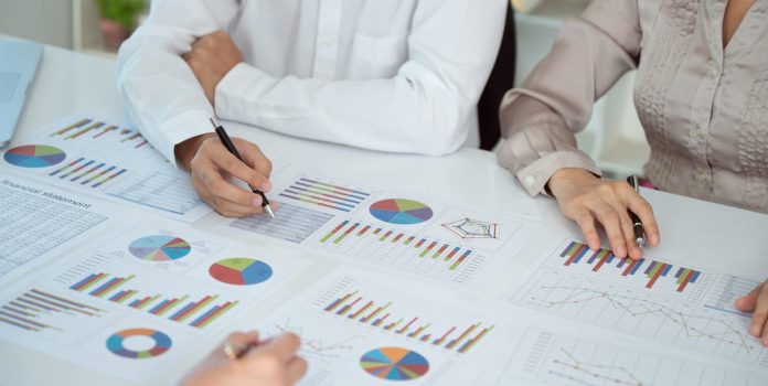 Estudo-da-Anbima-Identifica-Quatro-Perfis-de-Apostadores-Online-no-Brasil Pessoas fazendo análise qualitativa.