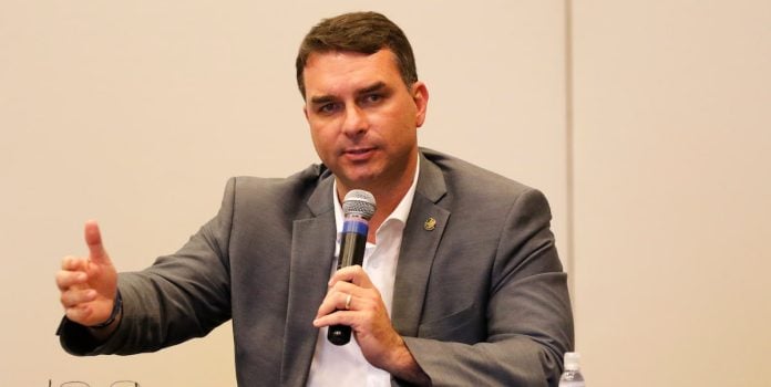 Flavio-Bolsonaro-Avalia-Restringir-Ou-Proibir-Apostas-Online-Se-For-Eleito-Presidente Foto do senador Flávio Bolsonaro (PL) no Senado Federal.