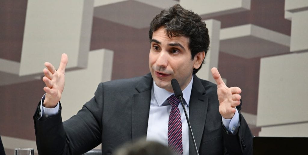 Foto tirada de Gabriel Galípolo, presidente do Banco Central, durante audiência no Senado Federal.