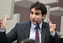 Galípolo, presidente do Banco Central, aponta expansão do crédito como fator de endividamento e não cita apostas Foto tirada de Gabriel Galípolo, presidente do Banco Central, durante audiência no Senado Federal.