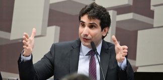 Foto tirada de Gabriel Galípolo, presidente do Banco Central, durante audiência no Senado Federal.