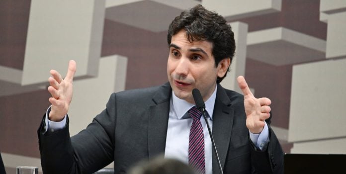 Gabriel-Galipolo-Presidente-do-Banco-Central-Cita-Credito-Como-Principal-Causa-do-Endividamento Foto tirada de Gabriel Galípolo, presidente do Banco Central, durante audiência no Senado Federal.