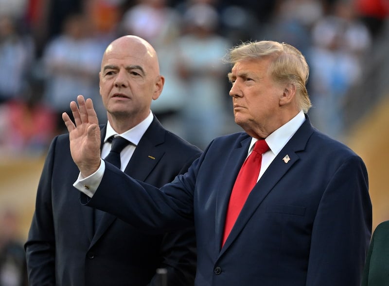 Gianni Infantino, presidente da FIFA, posa para foto ao lado de Donald Trump, presidente dos Estados Unidos.