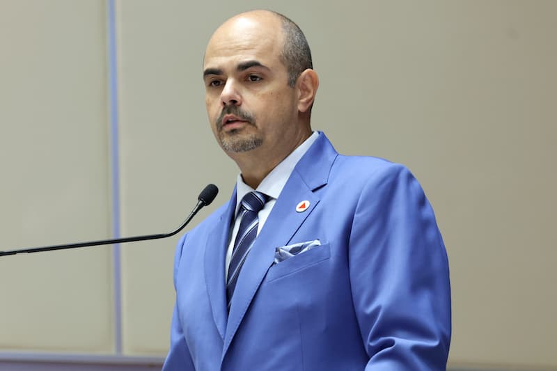 Foto de Mateus Simões, governador de Minas Gerais, em discusso na ALMG.