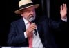Foto do presidente Lula discursando em cerimônia.