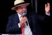 Foto do presidente Lula discursando em cerimônia.