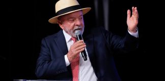 Foto do presidente Lula discursando em cerimônia.