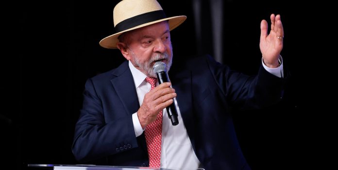 Foto do presidente Lula discursando em cerimônia.