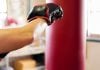 Stake anuncia Jully Poca como primeira embaixadora global no boxe Boxeadora socando um saco de pancadas.