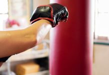Stake anuncia Jully Poca como primeira embaixadora global no boxe Boxeadora socando um saco de pancadas.