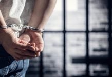 Justiça da Paraíba mantém prisão de empresário do ramo de loterias por suposta exploração ilegal de jogos de azar Homem algemado.