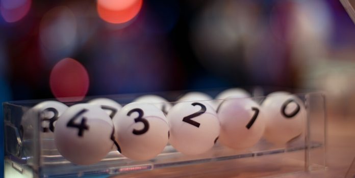 Bolas brancas numeradas para sorteio