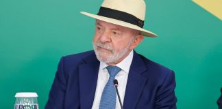 Presidente Lula é fotografado durante anúncio do governo.