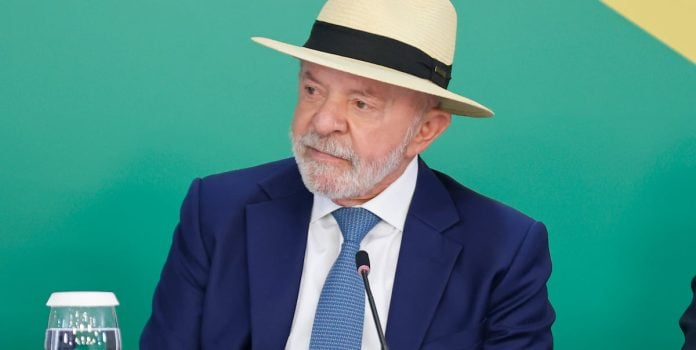 Lula-Reune-Ministros-Para-Discutir-Apostas-Online Presidente Lula é fotografado durante anúncio do governo.