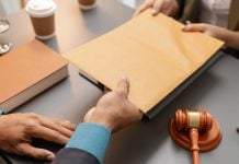 Troca de documentos em tribunal.