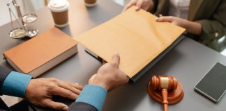 Troca de documentos em tribunal.