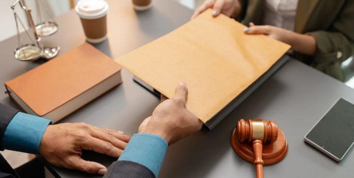 PGE-RJ-Deve-Pedir-Quebra-da-Sigilo-da-RioPag-em-Disputa-com-LOTERJ Troca de documentos em tribunal.