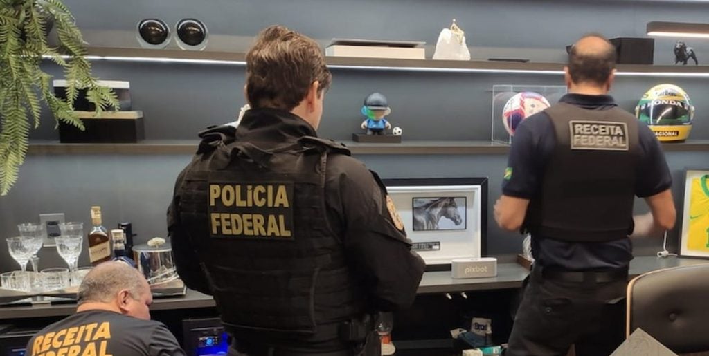 Polícia Federal cumpre mandados de busca durante Operação Arena, que investiga PixBet e Nelson Wilians.
