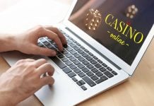 Pessoa jogando em um cassino online em seu notebook.