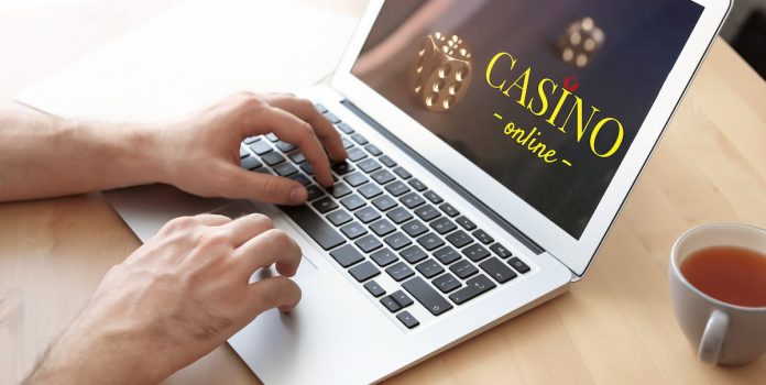 Pessoa jogando em um cassino online em seu notebook.