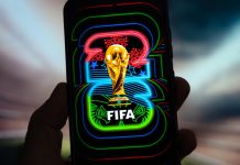 SOFTSWISS aponta crescimento de três vezes na atividade de apostas durante a Copa do Mundo de 2026 Símbolo da Copa do Mundo FIFA de 2026 exibido na tela de um celular