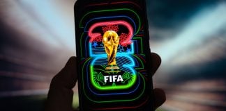 SOFTSWISS aponta crescimento de três vezes na atividade de apostas durante a Copa do Mundo de 2026 Símbolo da Copa do Mundo FIFA de 2026 exibido na tela de um celular