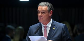 Senador Carlos Fávaro apresenta projeto de lei para extinguir licenças de casas de apostas em até 5 anos Senador Carlos Fávaro apresenta projeto para proibir apostas online.