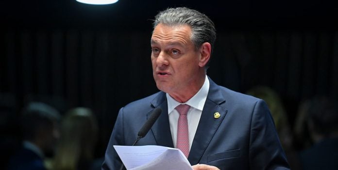 Senador-Carlos-Favaro-Apresenta-Projeto-Que-Visa-Extinguir-Licencas-de-Casas-de-Apostas-em-Ate-5-Anos Senador Carlos Fávaro apresenta projeto para proibir apostas online.