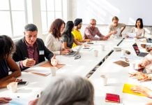 Setor regulado de apostas propõe que implementação de novas restrições seja feita em duas etapas Reunião corporativa.