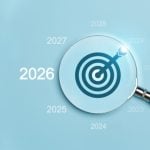 Lupa destacando o ano de 2026 como alvo em fundo azul
