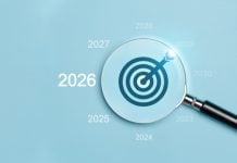 Lupa destacando o ano de 2026 como alvo em fundo azul