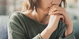 Estudo aponta impactos das apostas online entre mulheres: 62% defendem proibição no Brasil Mulher apreensiva com as mãos cobrindo a boca