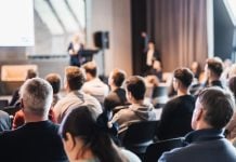 Pessoas em um auditório durante evento