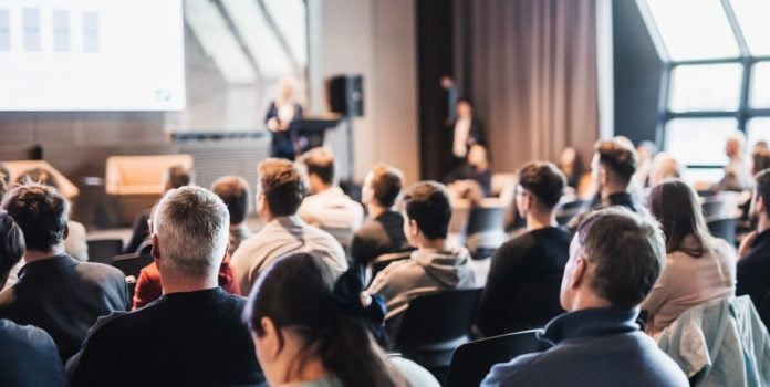 ibjr-apoia-evento-casa-jota-desafios-apostas-ilegais Pessoas em um auditório durante evento