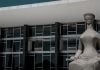 Estátua da Justiça, na Praça dos Três Poderes em Brasília, em frente ao STF