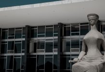 Estátua da Justiça, na Praça dos Três Poderes em Brasília, em frente ao STF